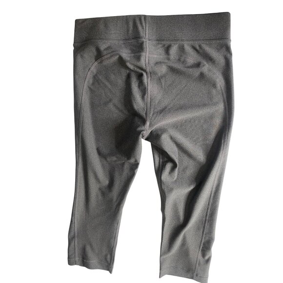 NWT $38 Under armor Heat Gear Capri Leggings Womens Size L Grey Workout Yoga Pan - Picture 3 of 5